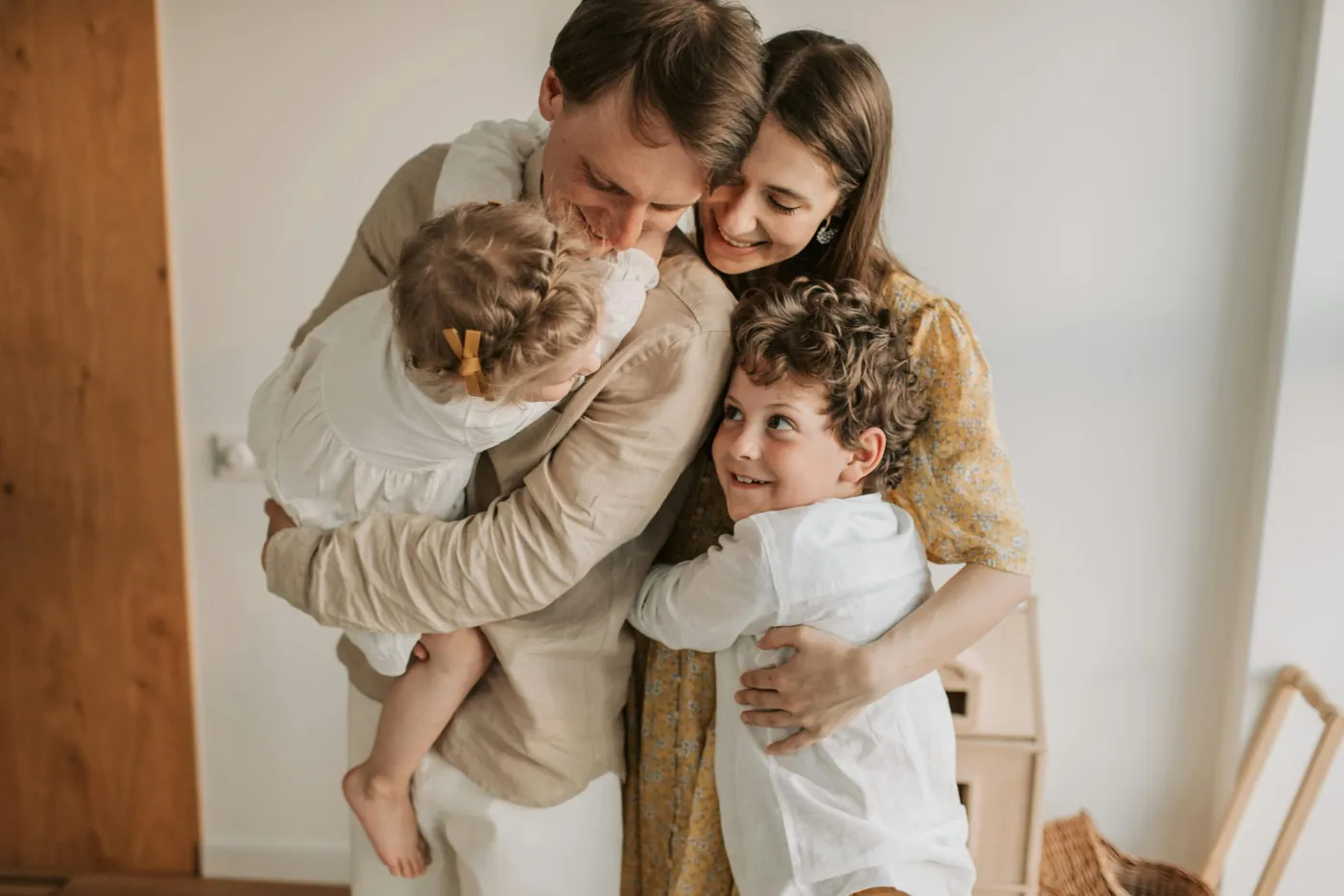 Mutter umarmt ihre beiden Kinder
