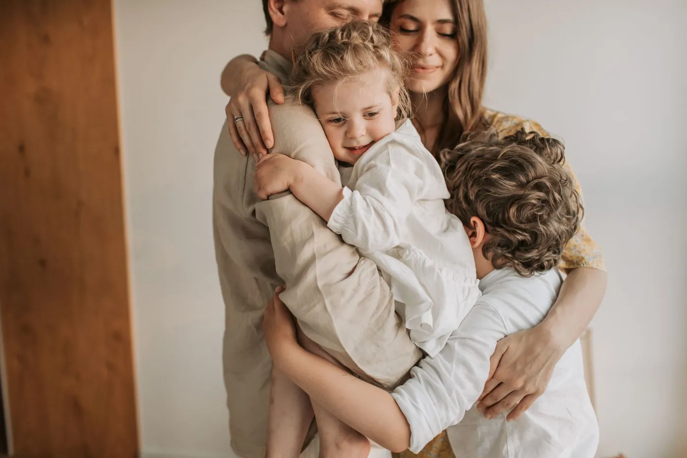 Eltern und Kinder umarmen sich