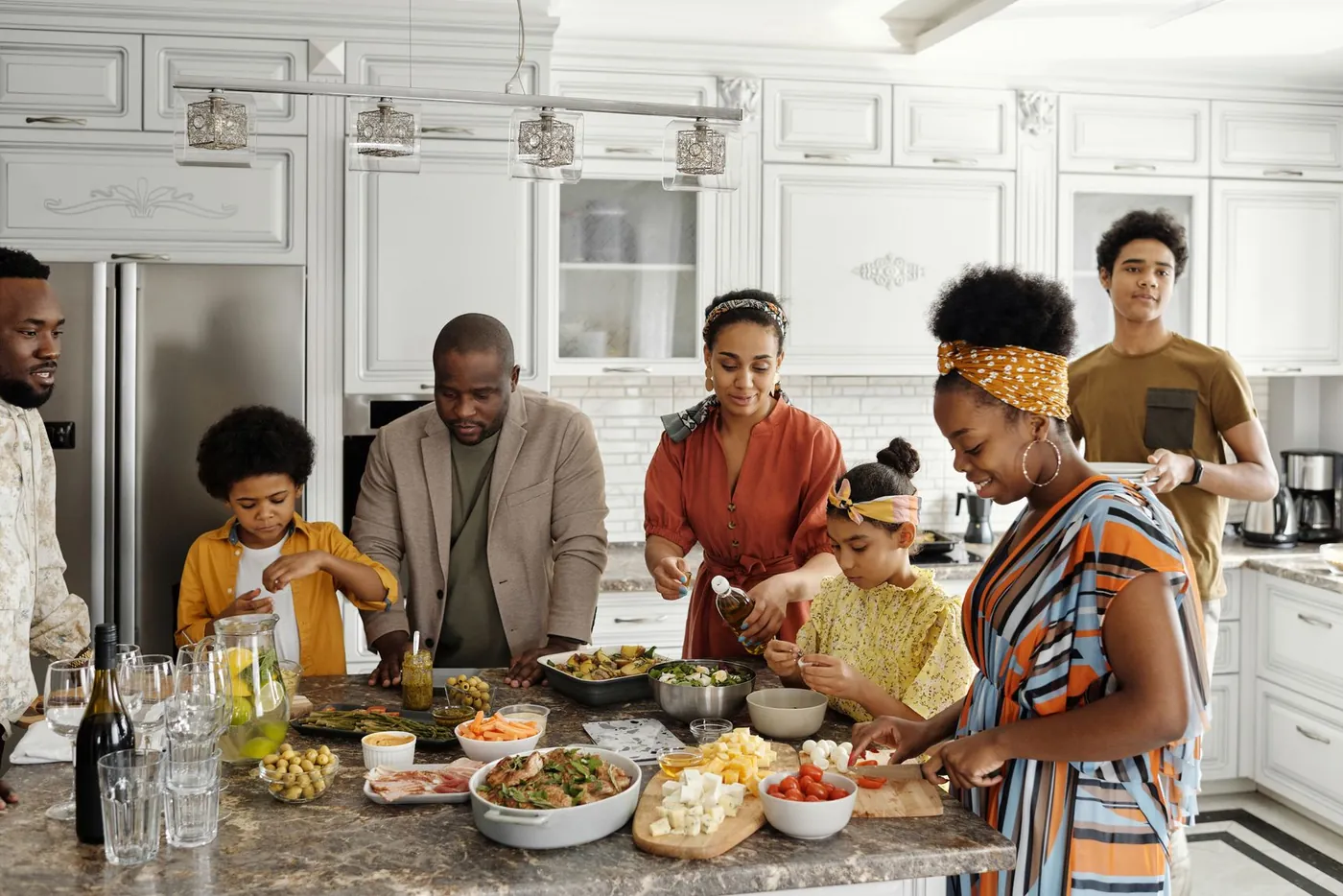 Familie kocht gemeinsam in der Küche